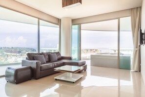 2 Bedroom Superior Jacuzzi | Wohnbereich | 45-Zoll-Flachbildfernseher mit Kabelempfang, Fernseher