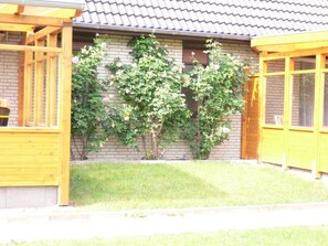 Property grounds - Holiday house with large garden, terrace, near the beach, pets welcome (Westerdeichstrich)