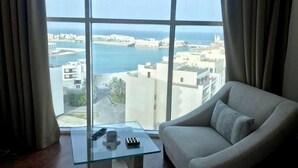 Appartement, 2 chambres, vue mer | Coin séjour | Télévision à écran plat de 65 pouces avec chaînes par satellite