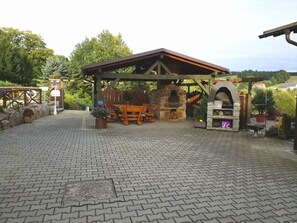 Outdoor dining - Schneewittchenhütte- Holzblockbohlen Holiday house with fireplace and sauna in the Vogtland (Mühlental)