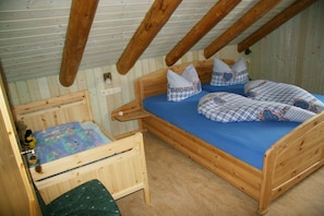 2 bedrooms, in-room safe, desk, travel cot - Schneewittchenhütte- Holzblockbohlen Holiday house with fireplace and sauna in the Vogtland (Mühlental)