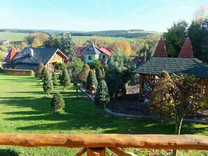 A rural village with traditional houses, a wooden fence, and a clear view of the surrounding fields. - Schneewittchenhütte- Holzblockbohlen Holiday house with fireplace and sauna in the Vogtland (Mühlental)