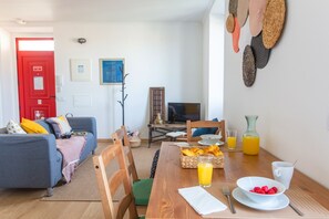 Apartment, 2 Schlafzimmer, Stadtblick | Wohnbereich | Flachbildfernseher