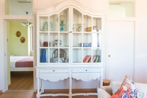 Appartement, 2 slaapkamers, uitzicht op de stad | Woonruimte | Flatscreentelevisie