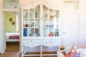 Apartamento, 2 quartos, vista para a cidade | Área de estar | TV de tela plana