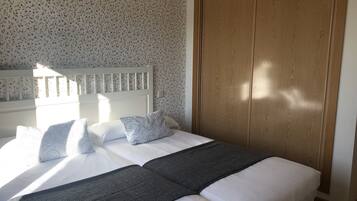 1 slaapkamer, een strijkplank/strijkijzer, wifi