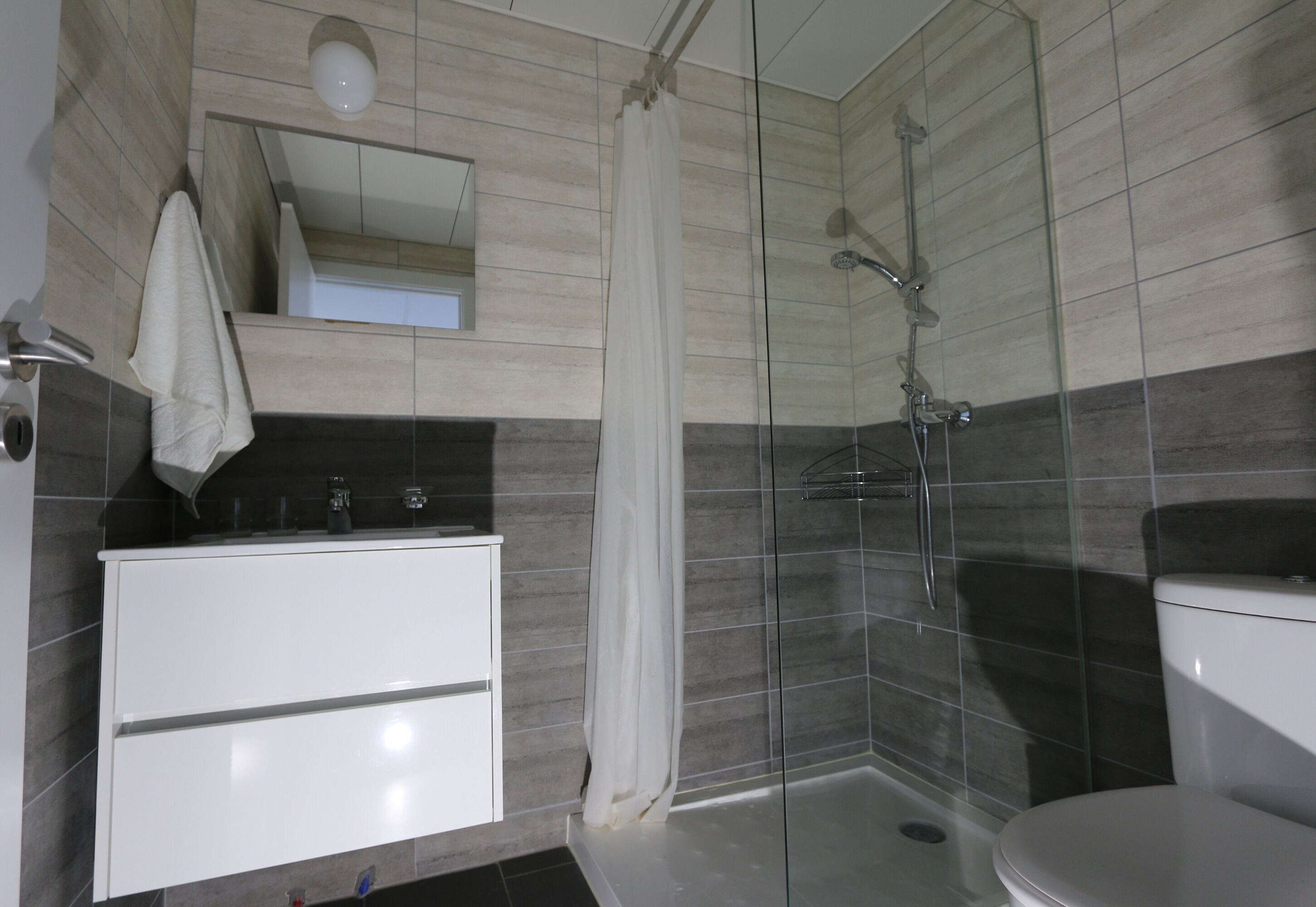 Dusche, Haartrockner, Handtücher