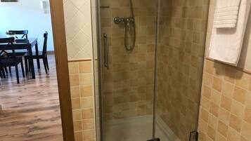 Een haardroger, handdoeken