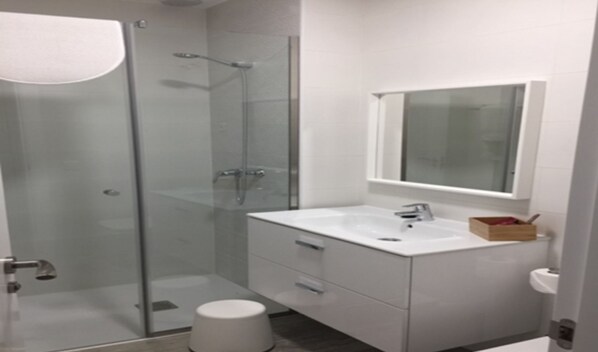 Een haardroger, handdoeken