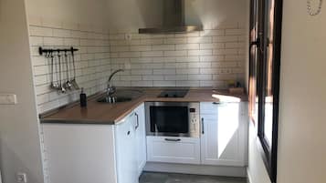 Een koelkast, een magnetron, een oven