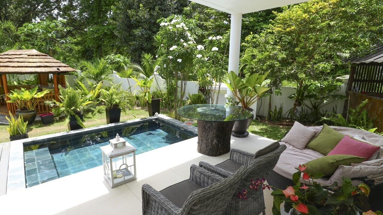 Piscina externa, guarda-sóis, espreguiçadeiras