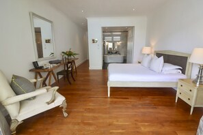 Chambre Deluxe, 1 très grand lit, vue sur l’océan, en face de la plage | Coffre-fort, décor unique, ameublement unique, bureau