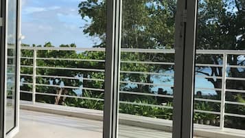Luxury-Villa, Meerblick | Terrasse/Patio