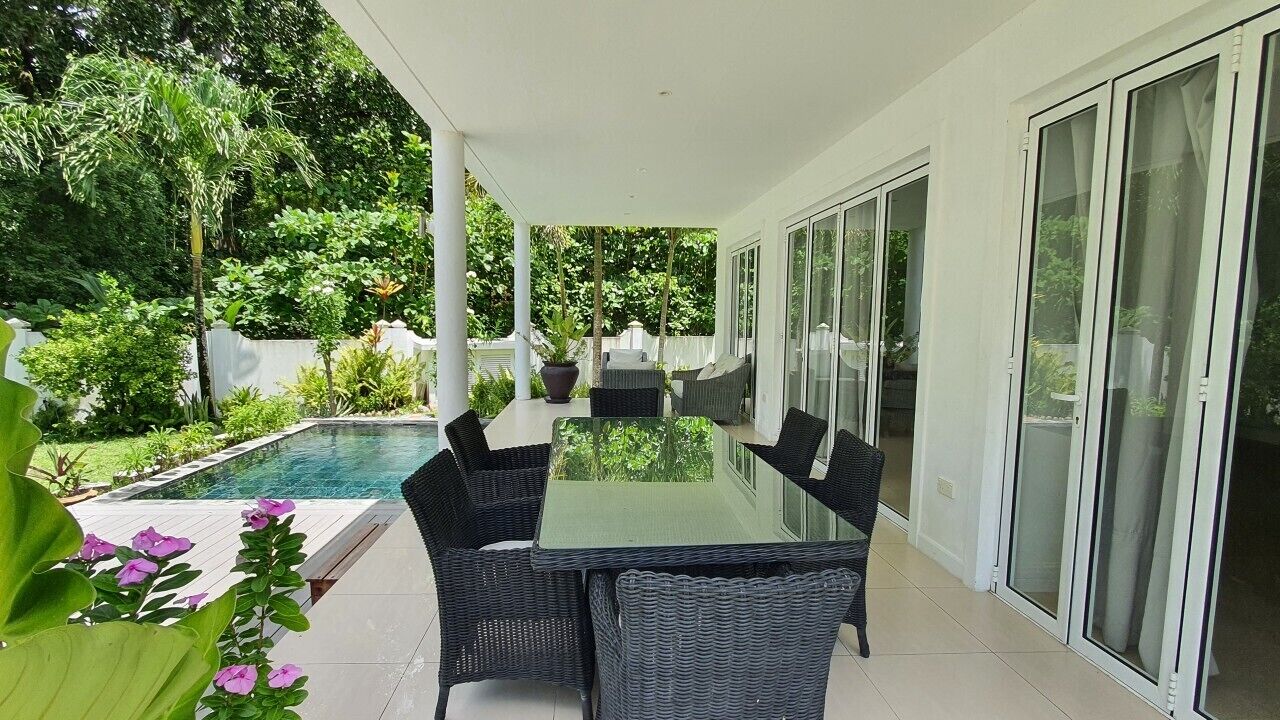 Villa de lujo, vista al jardín | Terraza o patio