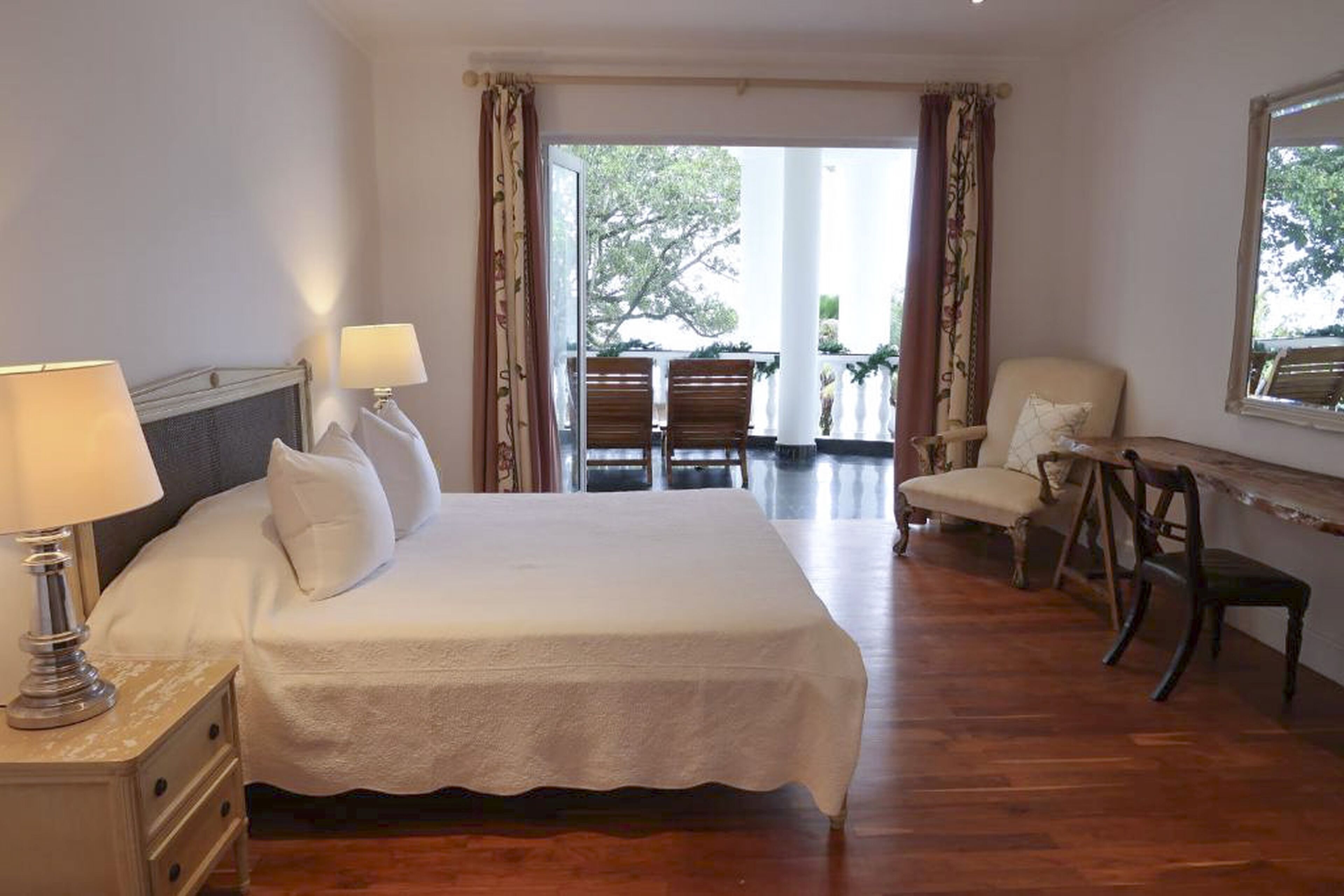 Quarto luxo, 1 cama King, vista para o oceano, de frente para a praia | Cofres nos quartos, individualmente decorados