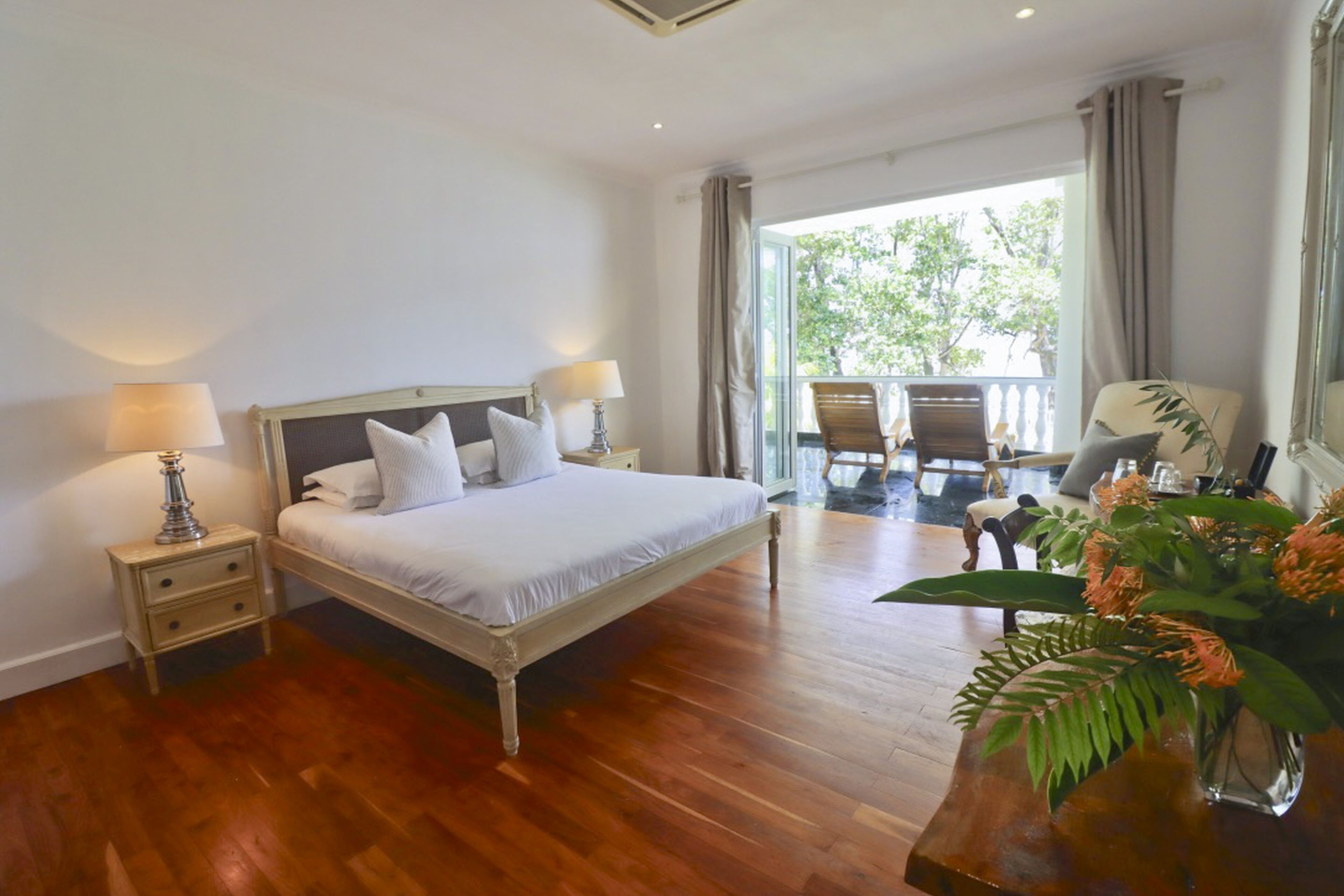 Quarto luxo, 1 cama King, vista para o oceano, de frente para a praia | Cofres nos quartos, individualmente decorados