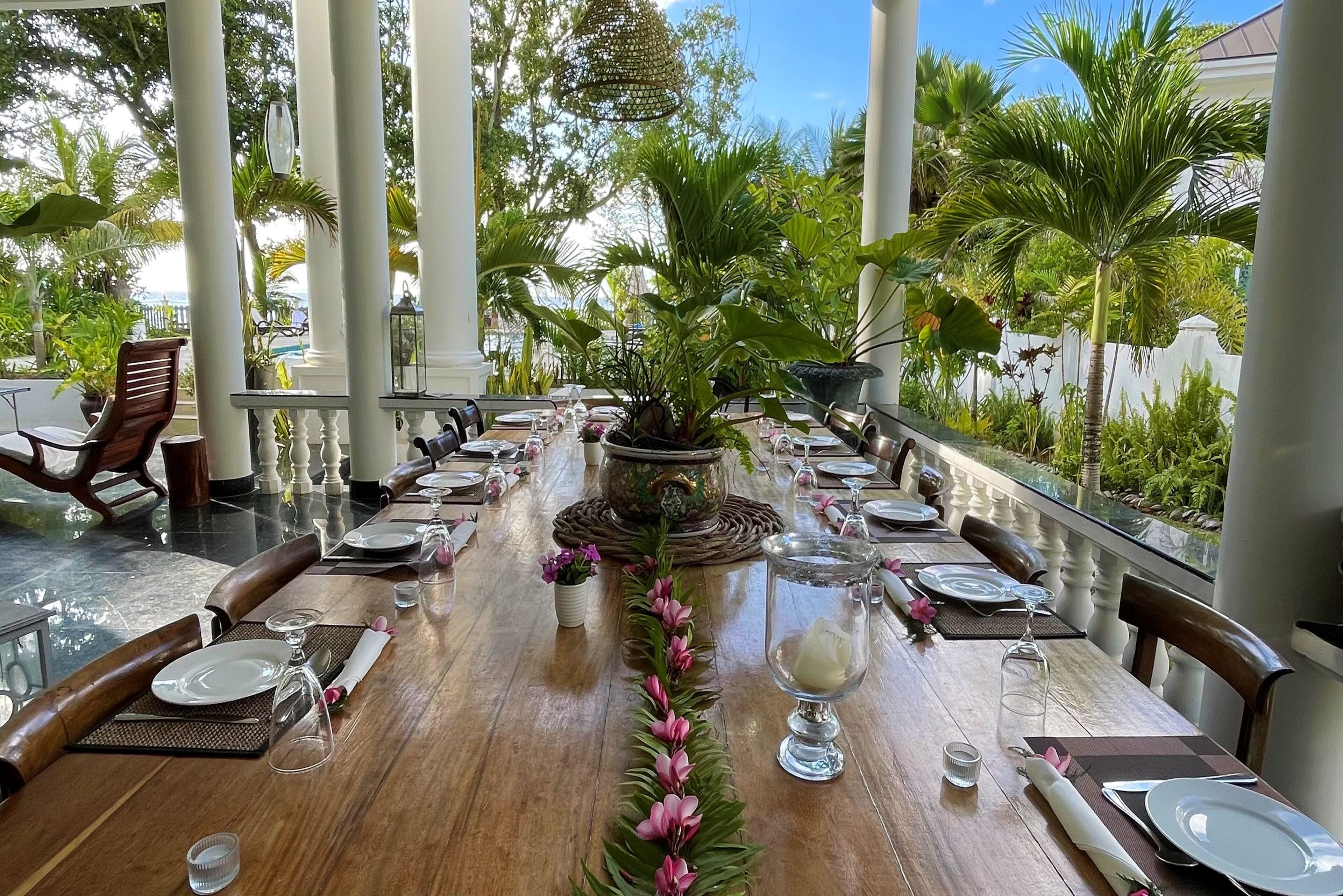 Se sirven desayunos, almuerzos y cenas; con vista a la playa