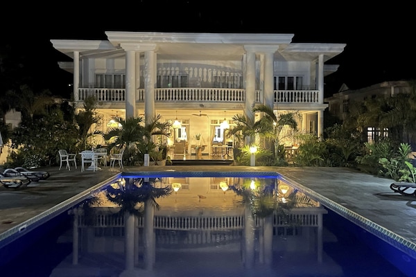 Fachada da propriedade à noite