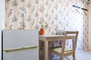 Quarto básico, para não fumantes (Budget) | Escrivaninha, ferros/tábuas de passar roupa, Wi-Fi de cortesia