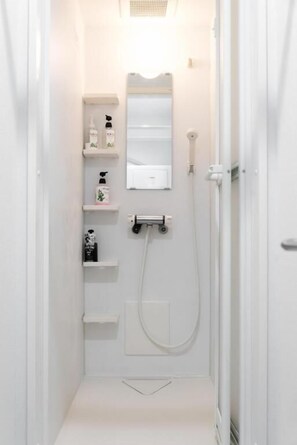 Shower, free toiletries, hair dryer, slippers - nestay inn tokyo senju (Tokyo)
