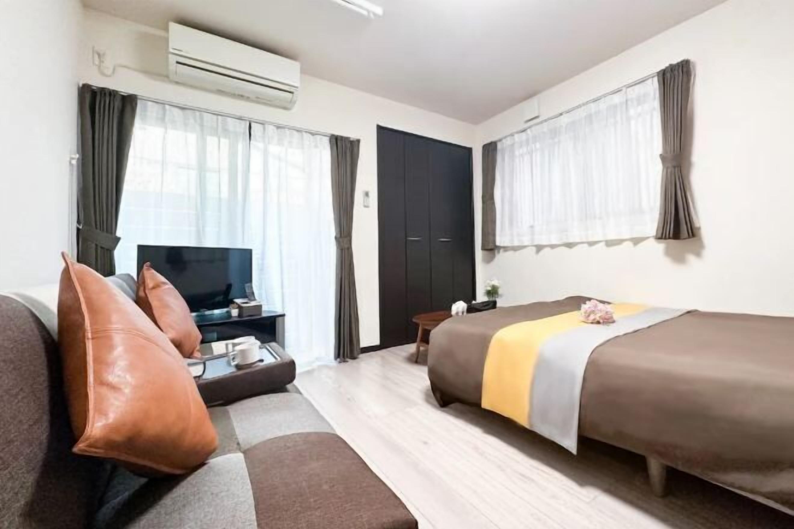 Escritorio, tabla de planchar con plancha, wifi gratis y ropa de cama