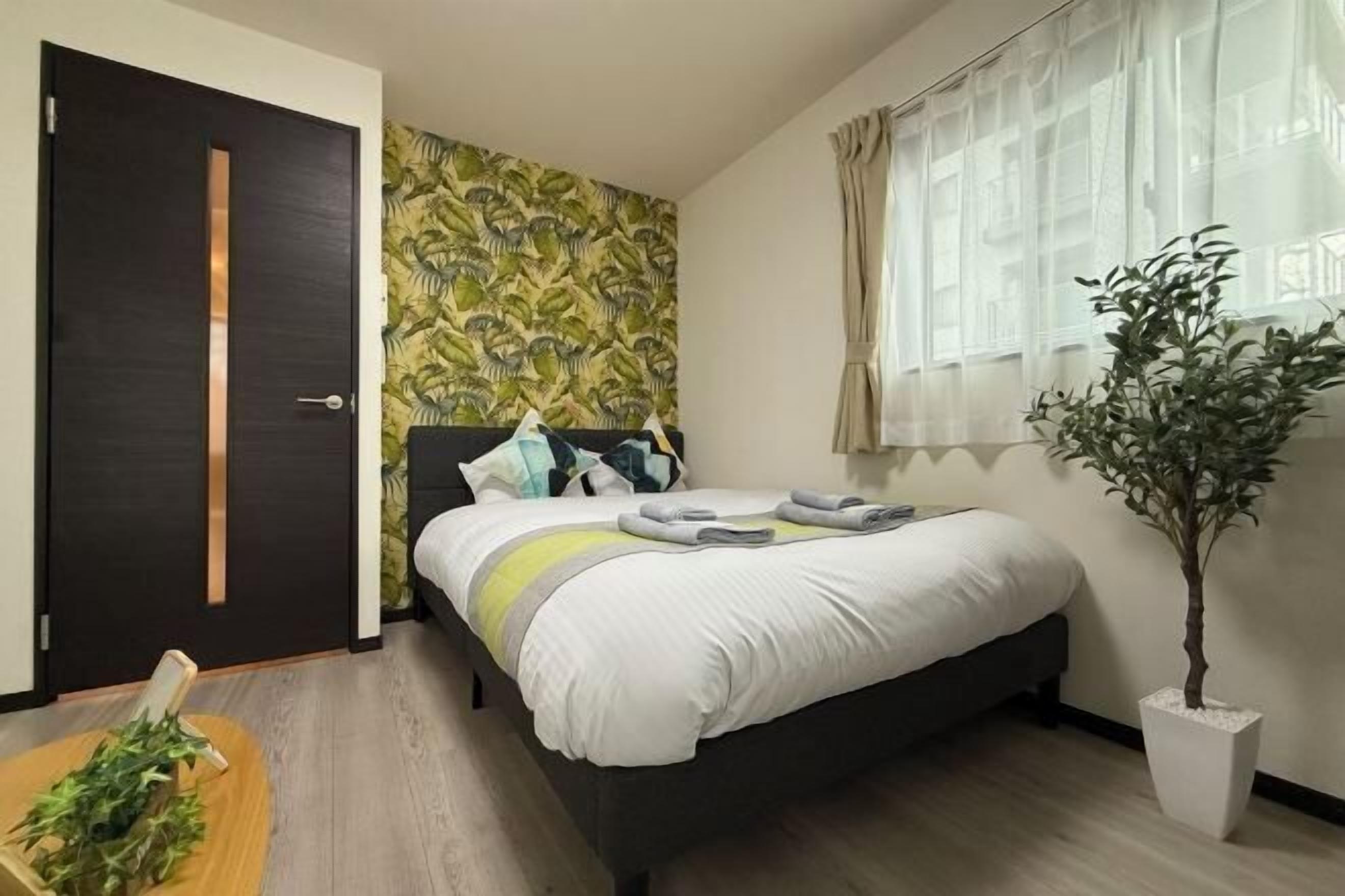 Escritorio, tabla de planchar con plancha, wifi gratis y ropa de cama