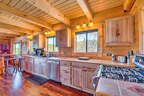 Fridge, microwave, stovetop, dishwasher - Pet-Friendly Cloudcroft Cabin: Walk to Shop, Food (Cloudcroft)