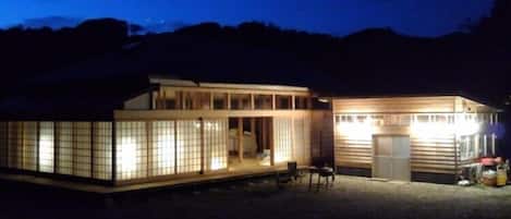Fachada del alojamiento - Noche