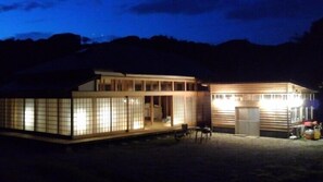 Fachada de la propiedad por la tarde o noche