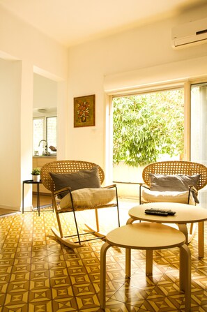 City-Apartment, 2 Schlafzimmer | Wohnbereich | 55-Zoll-Fernseher mit Kabelempfang