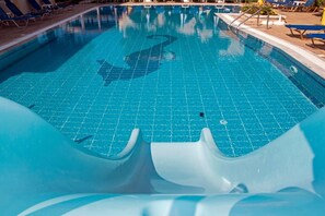Seasonal outdoor pool, pool umbrellas, sun loungers - Olive Grove Hotel (Corfu)
