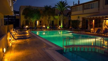 حمّام سباحة خارجي موسمي، مظلات على حمّام السباحة، مقاعد للتشمس