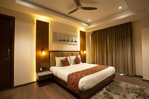 Minibar, in-room safe, individually furnished, desk - Skyline Resort & Convention Centre (Indore)