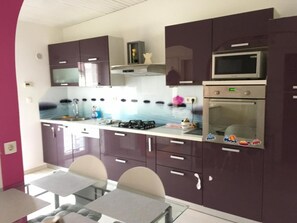 Frigorífico, placa de cocina y tostadora