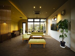 Lobby sitting area - Hotel Harajo Shiro (Minamishimabara)