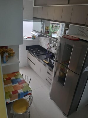 Geladeira, micro-ondas, fogão, cooktop
