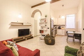 Apartment, 2 Schlafzimmer | Wohnbereich | 50-Zoll-Flachbildfernseher mit Digitalempfang, Fernseher