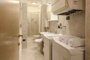 Appartement, 2 slaapkamers | Badkamer | Een douche, een regendouche, gratis toiletartikelen, een haardroger