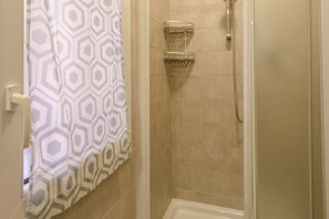 Appartement, 2 slaapkamers | Badkamer met douche