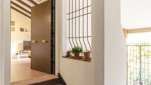 A staircase leading to a room with a view of a balcony. - Ca' di Leo (Bologna)