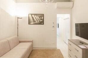 Apartment, 1 Schlafzimmer | Wohnbereich | 40-Zoll-Flachbildfernseher mit Digitalempfang, Fernseher