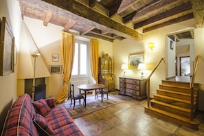 Appartement, 2 chambres | Coin séjour | Télévision à écran plat, cheminée