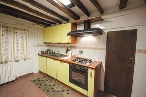 Departamento, 2 habitaciones | Cocina privada | Refrigerador con congelador, microondas, horno y parrilla de estufa 
