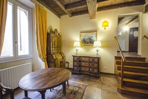 Apartment, 2 Schlafzimmer | Wohnbereich | Flachbildfernseher, Kamin