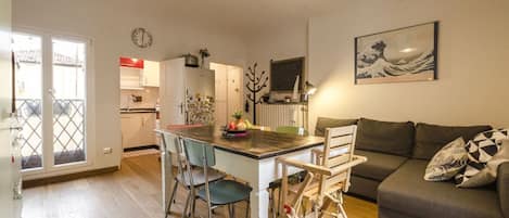 Apartment, 2 Schlafzimmer | Wohnbereich