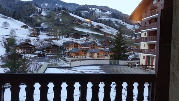 Un hôtel offrant une vue sur les montagnes enneigées et situé à proximité d’une station de ski.