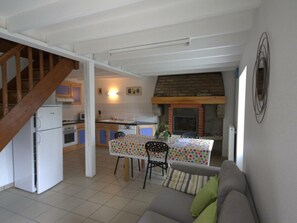 TV, fireplace - Charming 2-bedroom home, pets allowed, mountain (La Chambonie)