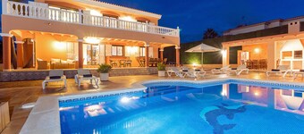 イビサのプライベートプール、庭園、イビサ島の景色を備えた12の寝室を備えたイビザタウンのヴィラ