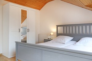 2 Schlafzimmer, Reisekinderbett