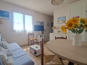 TV - Cozy 2BR House with Terrace Near Beach & Shops in Biscarrosse (Biscarrosse Plage)